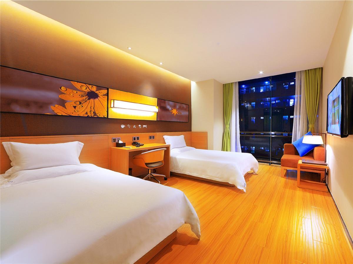 Iu Hotel Urumqi Shinianzi Bus Station Экстерьер фото