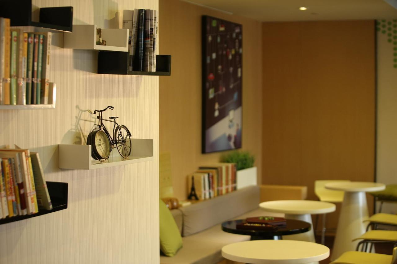 Iu Hotel Urumqi Shinianzi Bus Station Экстерьер фото