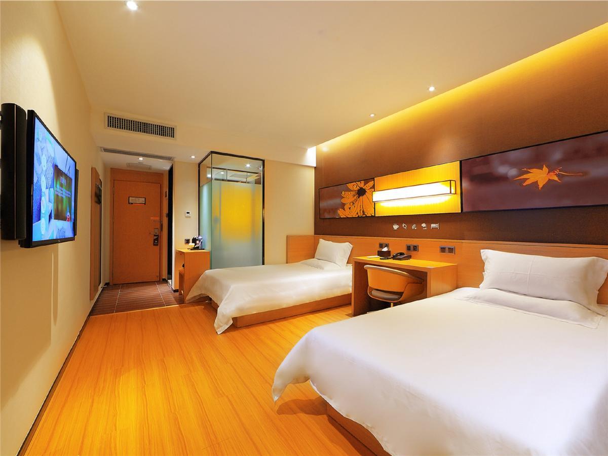 Iu Hotel Urumqi Shinianzi Bus Station Экстерьер фото