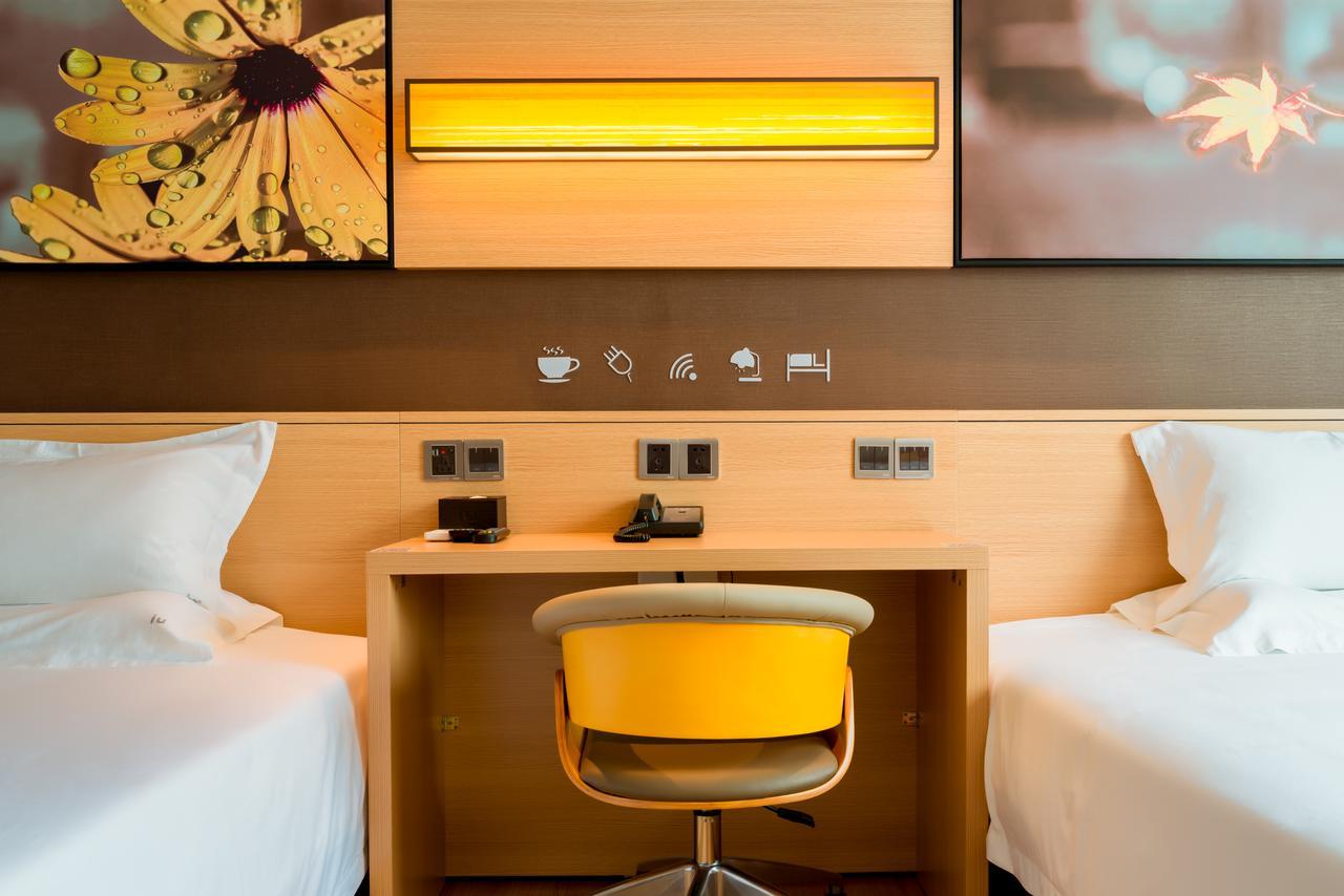 Iu Hotel Urumqi Shinianzi Bus Station Экстерьер фото